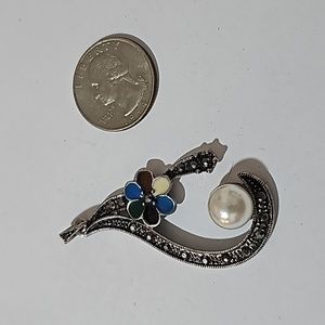 Silver tone pendant with faux pearl